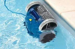 Come funzionano i pulitori per piscine ad aspirazione